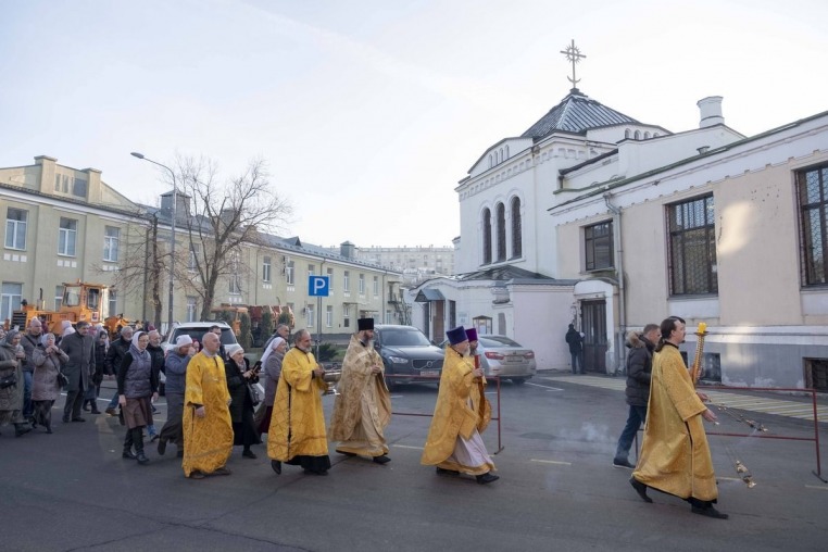 2019_11_14_Крестный ход в престольный праздник храма свв. бсср. и чудотворцев Космы и Дамиана Асийских при ГКБ им. С.П. Боткина
