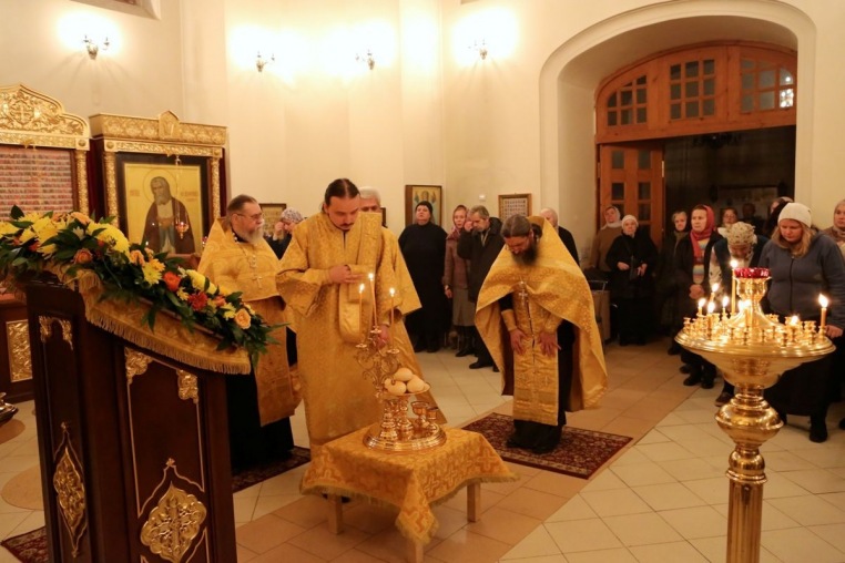 Престол храма Космы и Дамиана, всенощное бдение 13 ноября 2018 года